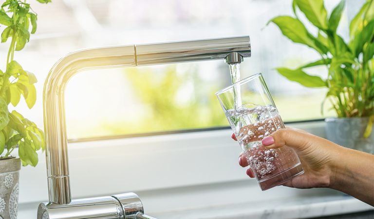 robinet rempli un verre eau