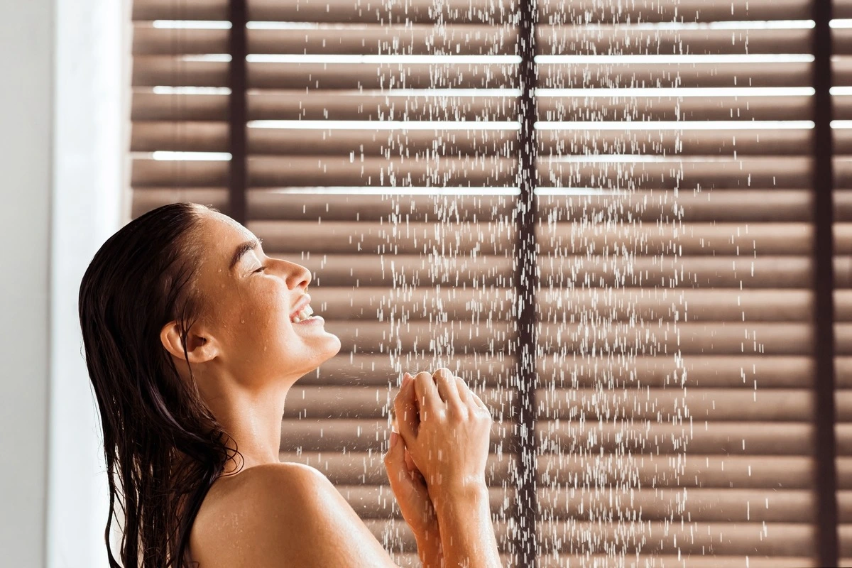 Una mujer disfruta de agua de mejor calidad en la ducha