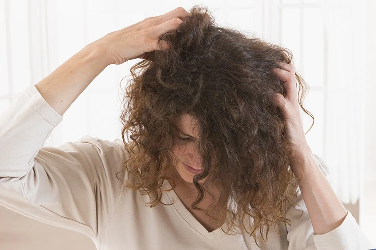 Mujer rascándose el pelo