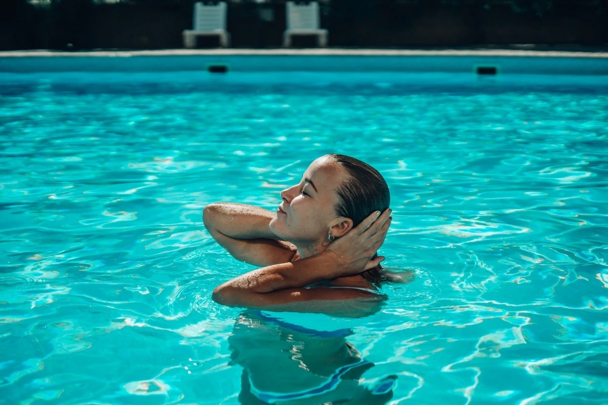 Mujer nadando en una piscina